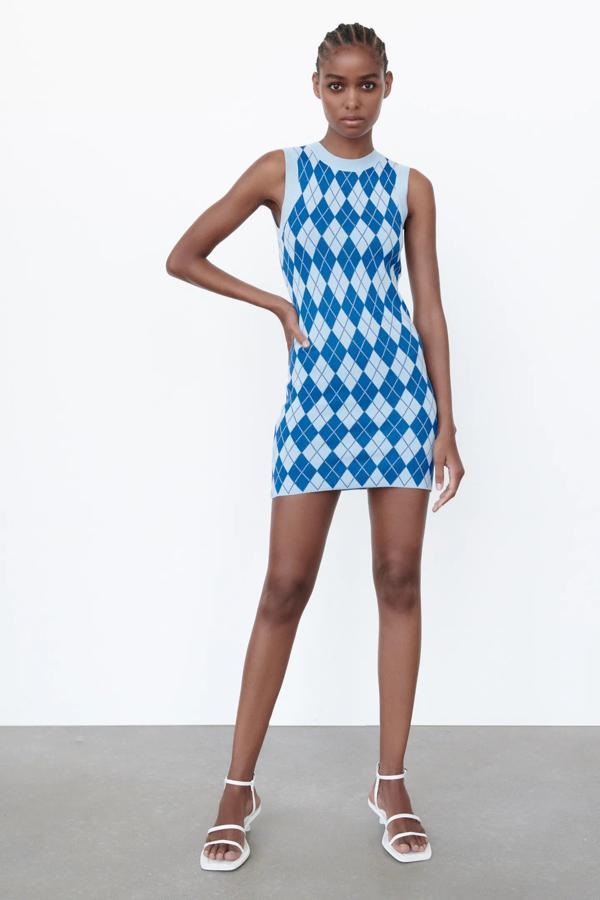 Con estampado de rombos en color azul, este vestido corto de punto con cuello redondo y manga sisa tiene un precio de 22,95 euros.