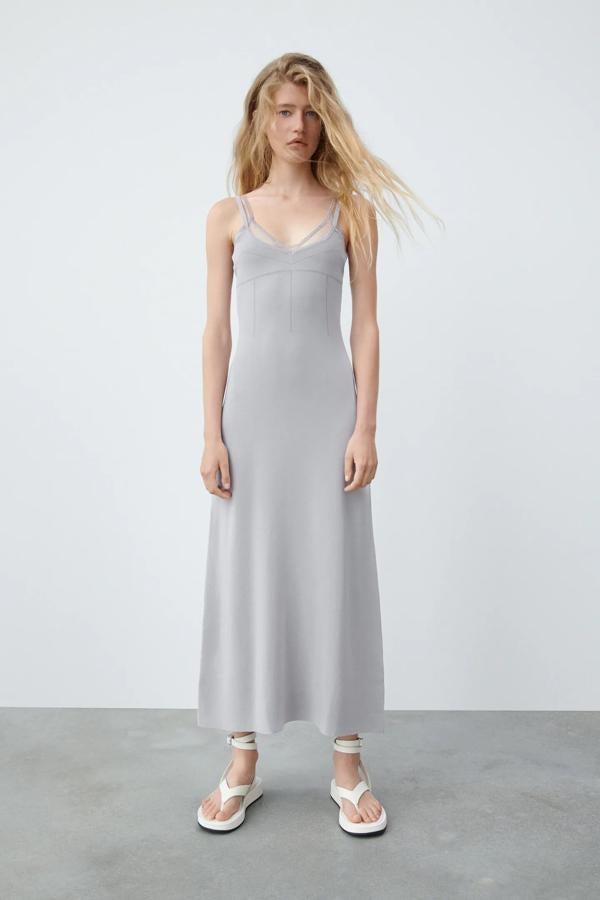 En color gris perla, este vestido de punto con escote de pico y tejido combinado con tul tiene un precio de 39,95 euros.