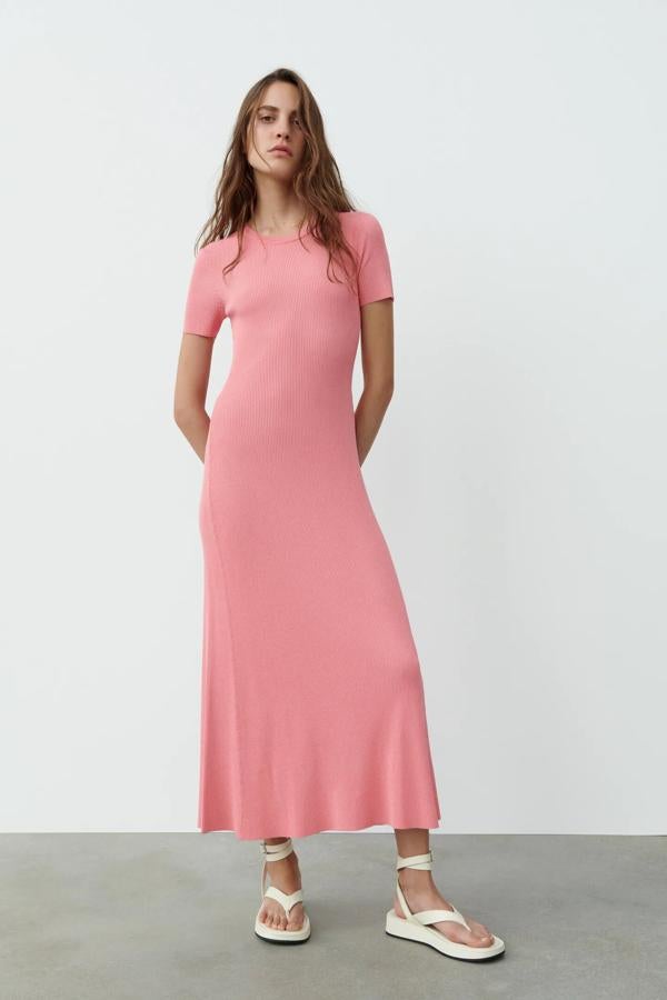 De color rosa, este vestido de punto con diseño midi y bajo acabado en evasé tiene un precio de 25,95 euros.