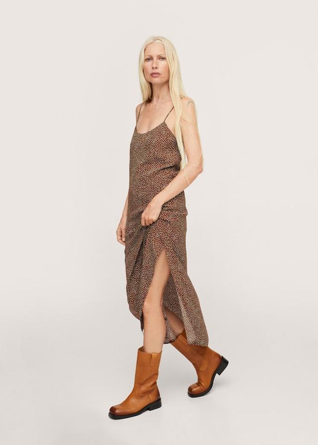 En color marrón, con estampado de topos en color crema, este vestido fluido de diseño midi recto de Mango viene con escote recto, tirantes finos y aberturas laterales en el bajo. Disponible entre las tallas XS y XL, cuesta 29,99 euros. 