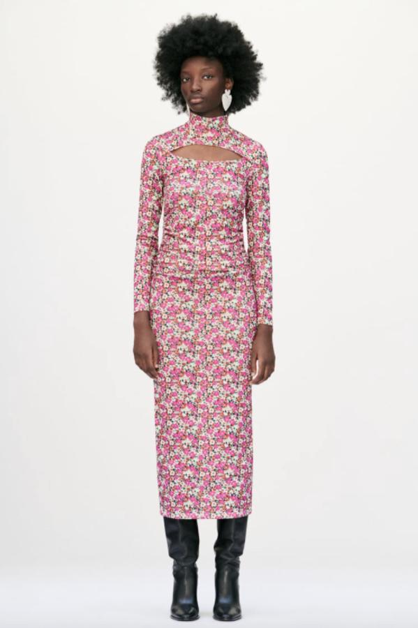 De cuello subido y mangas largas, este vestido de Zara con estampado floral en blanco y rosa viene con detalle cut out en el pecho, frunces laterales y bajo con abertura en la parte trasera. 