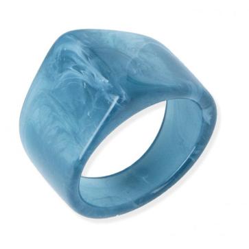 Imagen secundaria 1 - Blanca Suárez se ha enamorado de estos anillos súper coloridos y sabemos dónde comprarlos por muy poco