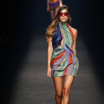 Imagen secundaria 1 - Los mejores looks de los desfiles de la Fashion Week de Madrid: tendencias, colores y tejidos que se llevarán la próxima temporada