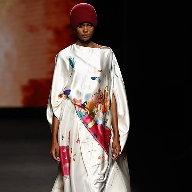 Imagen principal - Los mejores looks de los desfiles de la Fashion Week de Madrid: tendencias, colores y tejidos que se llevarán la próxima temporada