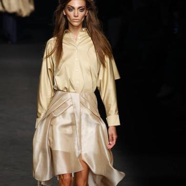 Imagen secundaria 1 - Los mejores looks de los desfiles de la Fashion Week de Madrid: tendencias, colores y tejidos que se llevarán la próxima temporada