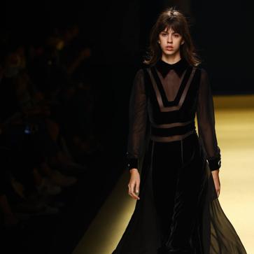 Imagen secundaria 1 - Los mejores looks de los desfiles de la Fashion Week de Madrid: tendencias, colores y tejidos que se llevarán la próxima temporada