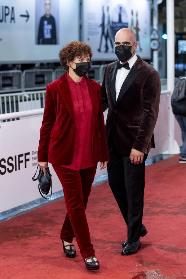 También merece una mención la actriz y directora Icíar Bollaín. Ha lucido un total look rojo formado por un traje de pantalón y chaqueta y una camisa. Ha completado el look con unos zapatos negros y un bolso de este mismo color.