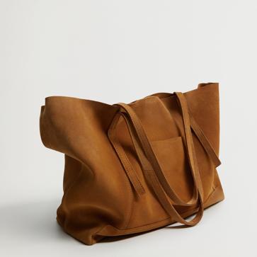 Imagen secundaria 1 - 1. Sandalias de terciopelo burdeos con pulsera de Mango (29,99 euros). 2. Bolso estilo shopping bag de ante de Mango (39,99 euros). 3. Botines de ante en color marrón de Mango (39,99 euros)