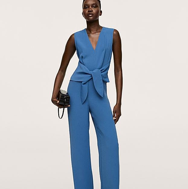 Imagen principal - Mono azul sin mangas con lazada de Mango (49,99 euros) 2. Mono en tejido denim de Mango (49,99 euros) 3. Mono con cinturón en color negro de Mango (59,99 euros). 