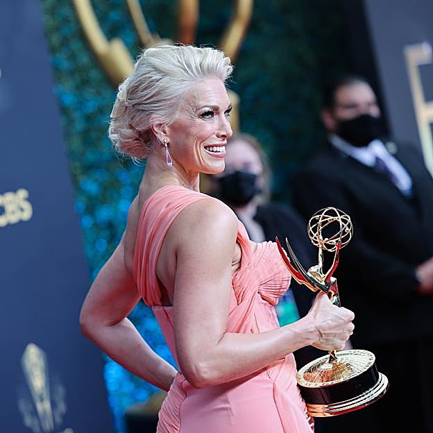 Hannah Waddingham, Rebecca Welton en 'Ted Lasso', posa con su premio a mejor actriz de reparto en comedia.