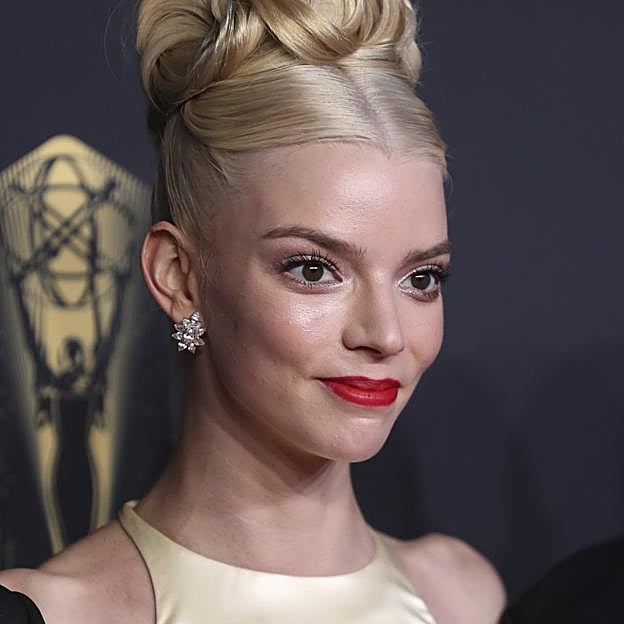 El look de belleza de Anya Taylor-Joy en los premios Emmy 2021.