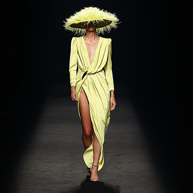 Imagen principal - Los mejores looks de los desfiles de la Fashion Week de Madrid: tendencias, colores y tejidos que se llevarán la próxima temporada