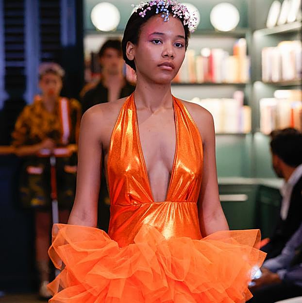 Imagen principal - Los mejores looks de los desfiles de la Fashion Week de Madrid: tendencias, colores y tejidos que se llevarán la próxima temporada