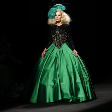 Imagen secundaria 1 - Los mejores looks de los desfiles de la Fashion Week de Madrid: tendencias, colores y tejidos que se llevarán la próxima temporada