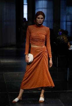 Imagen secundaria 2 - Los mejores looks de los desfiles de la Fashion Week de Madrid: tendencias, colores y tejidos que se llevarán la próxima temporada