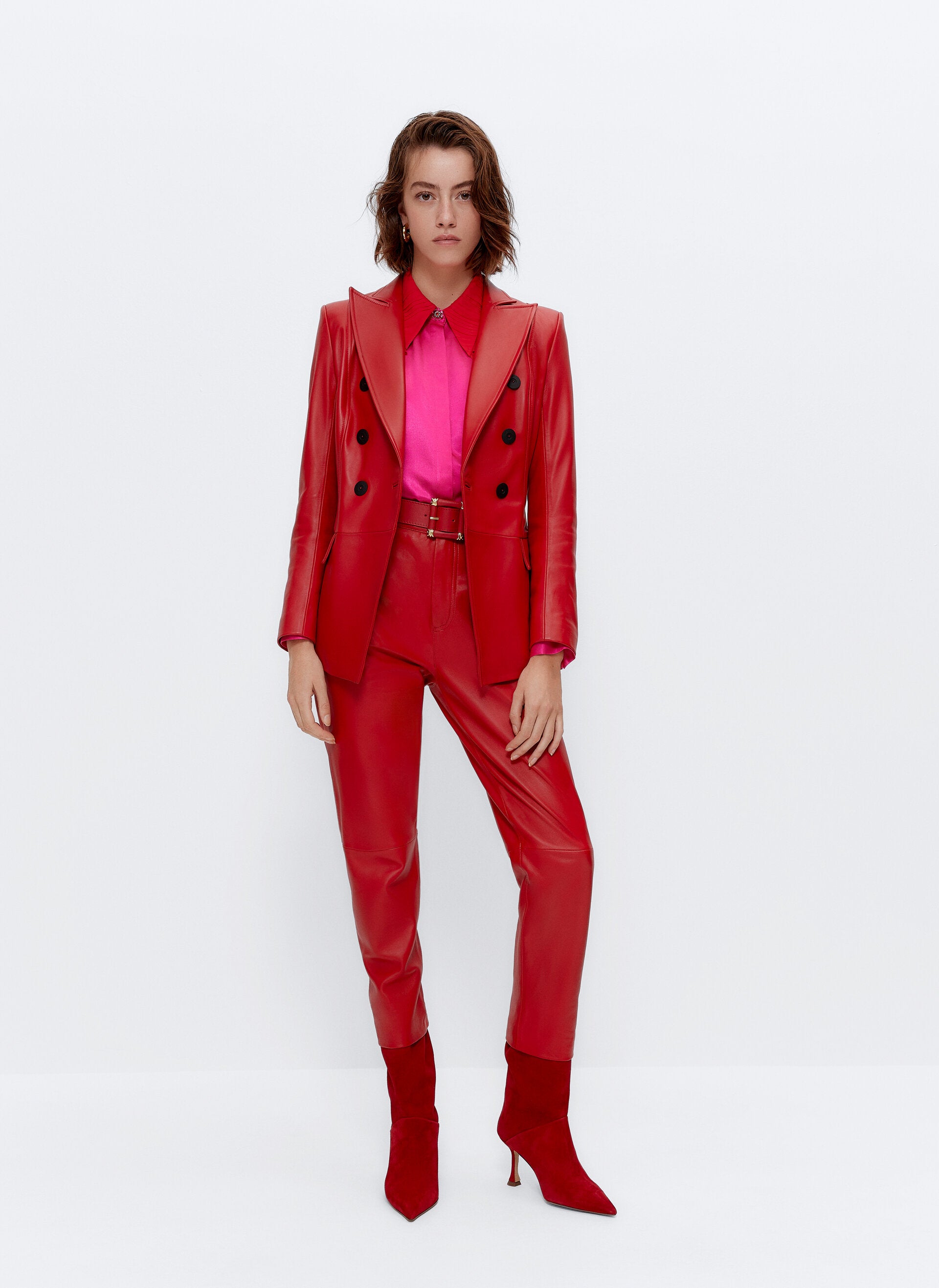 Este traje de cuero rojo no puede ser más especial: la americana cuesta 259 euros y los pantalones, 229 euros.