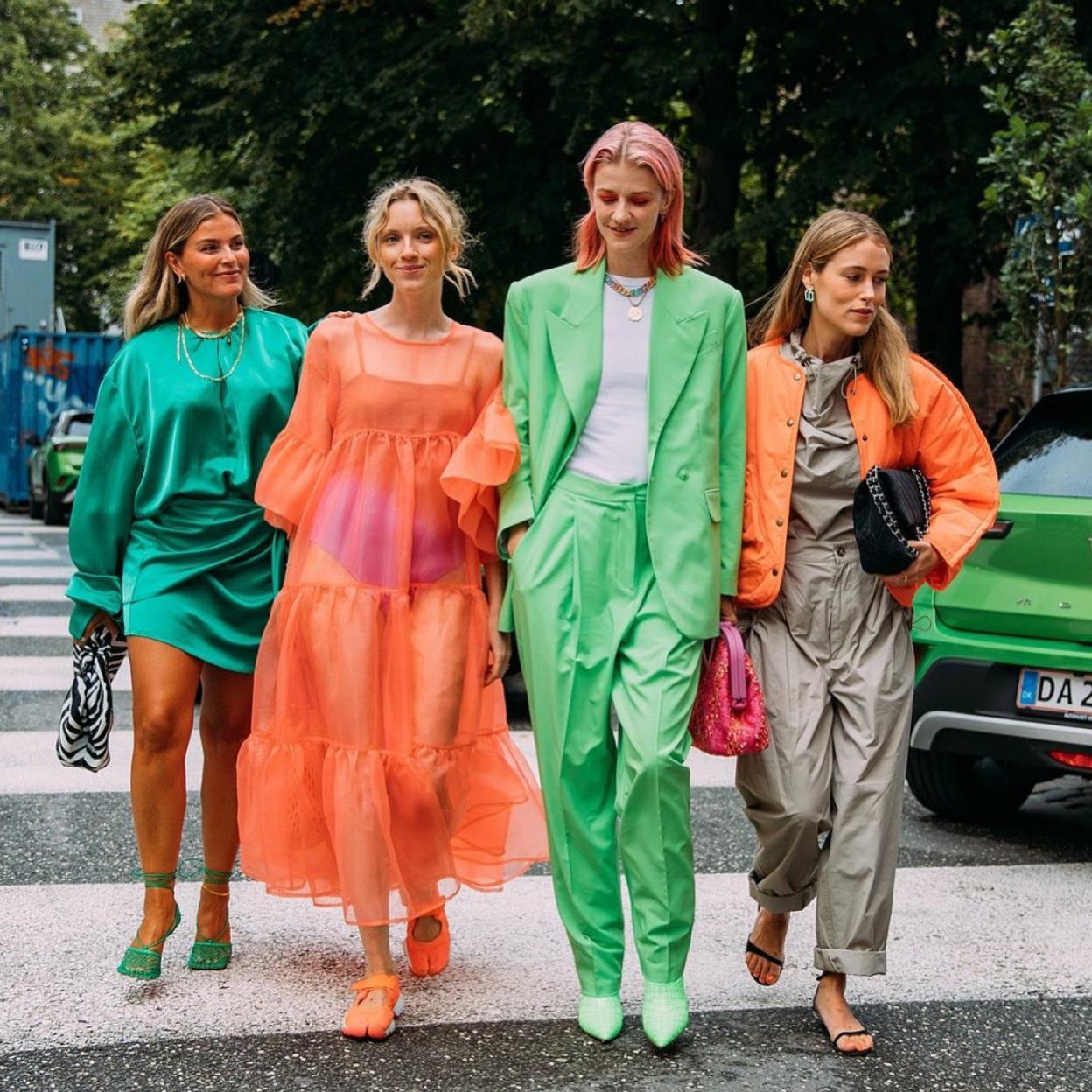 Pincha en la foto para ver cómo Gala González demuestra que el naranja es el color de moda. 