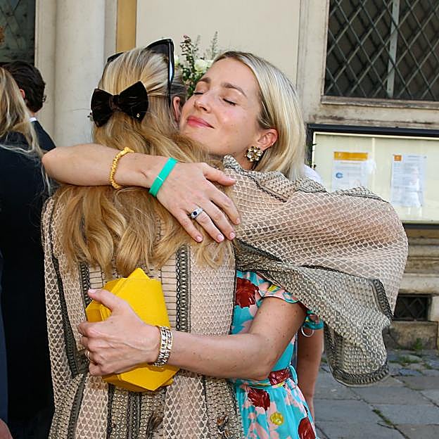 Ekaterina y Beatrice Borromeo fundidas en un abrazo en la boda de Annunciata de Liechtenstein