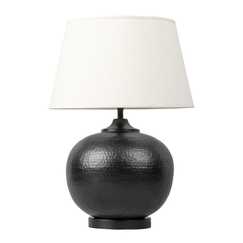 Lámpara de sobremesa con base en color negro y pantalla en blanco (89,95 euros).