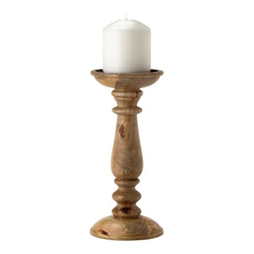 Los pequeños detalles marcan la diferencia en el salón. Añade algunos portavelas y candelabros, y conseguirás un espacio más cálido. Este candelabro de madera cuesta 19,95 euros.