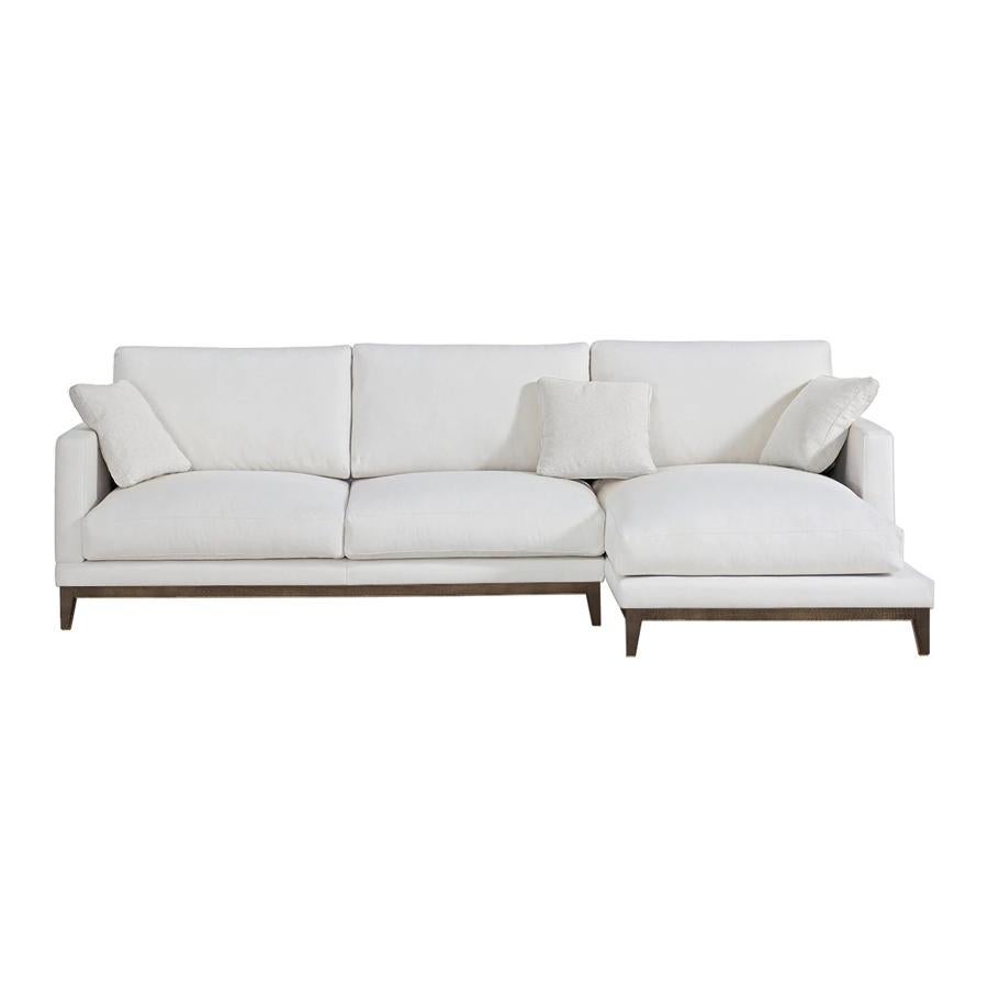 ¿Qué haríamos en el salón sin un buen sofá? Opta por un sofá en tonos claros que sea atemporal y al mismo tiempo cómodo. Este sofá de El Corte Inglés cuenta con 5 plazas y tiene un precio de 1.595 euros.