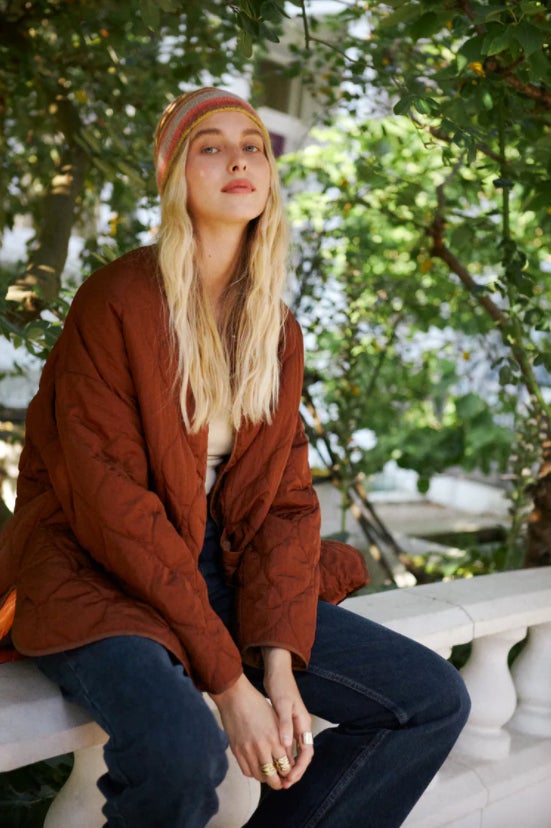 De cuello redondo y mangas largas esta cazadora acolchada en color teja de Zara viene con bolsillos delanteros de vivo y detalle de bajo interior combinado a contraste. Confeccionada en tejido water repellent, tiene un precio de 39,95 euros y está disponible en las tallas XS-S y M-L.