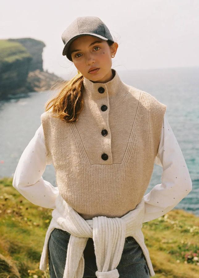 Nuestro favorito es de la firma española Brownie. Se trata de un modelo en color camel que tiene un cuello perkins con botones. Su precio es de 49,90 €.