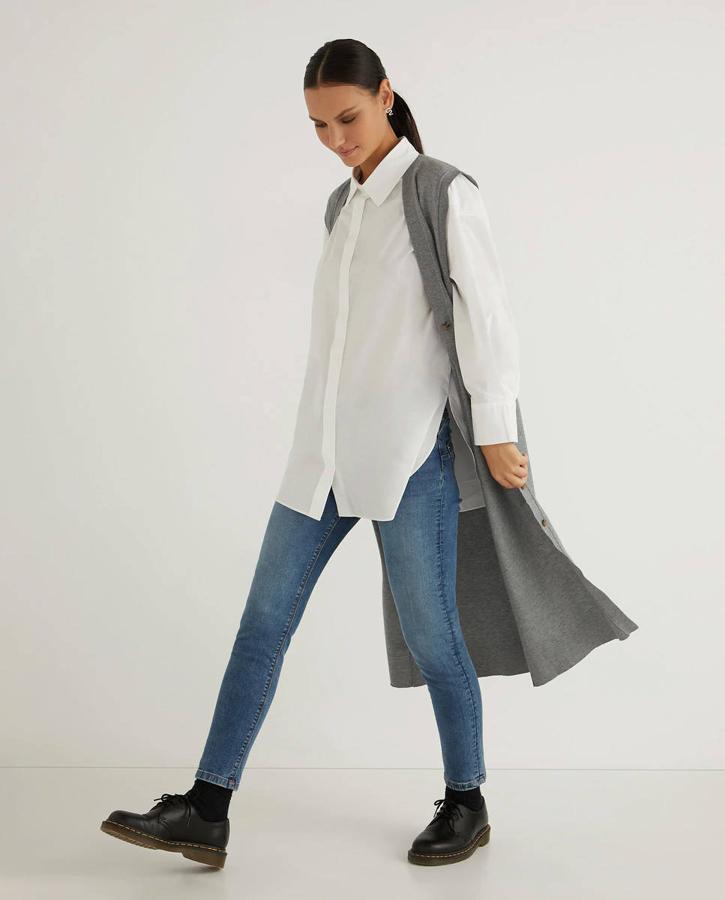 Para las que prefieren un chaleco largo, hemos escogido este con botones de El Corte Inglés. Lo encontrarás en gris y en beige. Puede ser tuyo por 29,99 €.