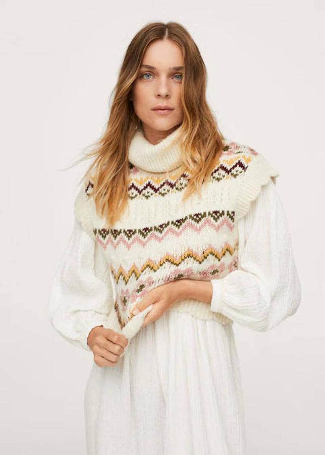 Este modelo de cuello vuelto y corte recto lo encontrarás en Mango. Es de color crudo y tiene un diseño estampado. Puedes comprarlo por 29,99 €.