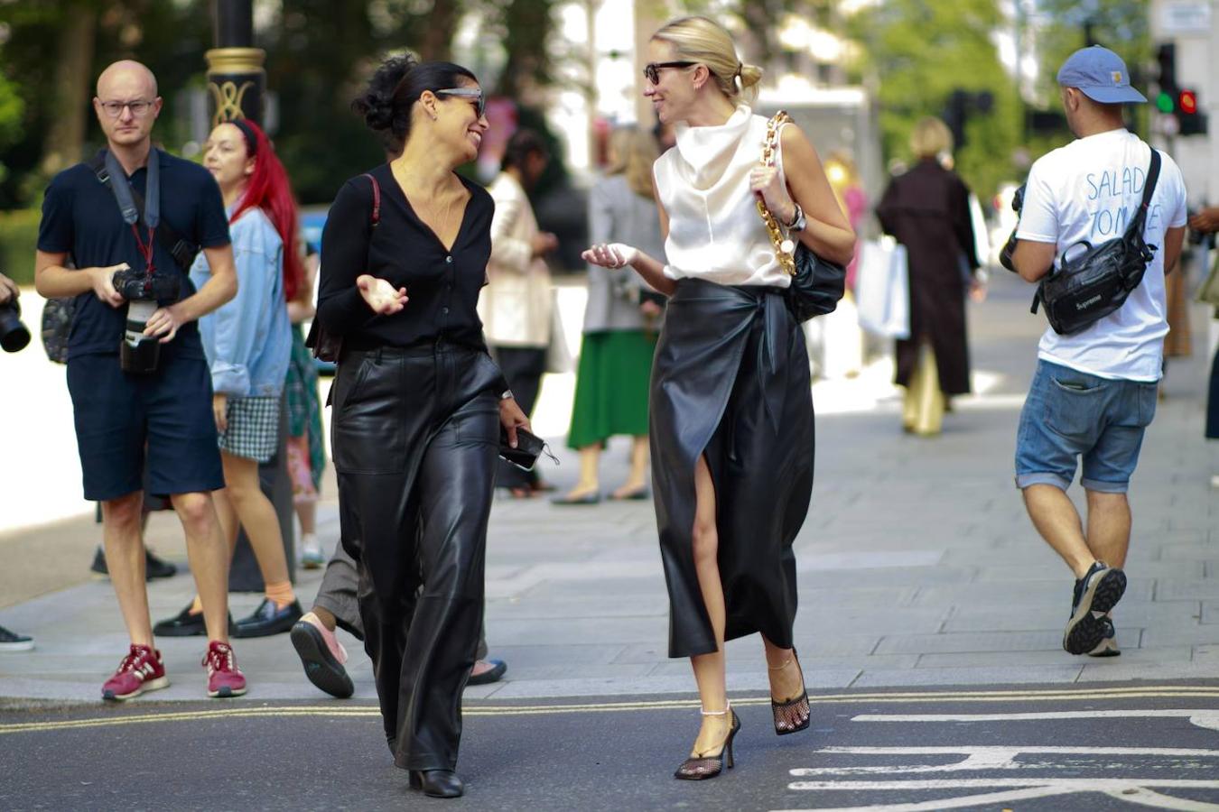 Directa desde los 60 y 90 vuelve la pasión por el cuero. Cualquier pieza se puede reimaginar en este tejido, desde camisas, chaquetas, pantalones, faldas o botas. Los total looks son los más populares pero con prendas satinadas o camisas básicas dan un aspecto lujoso y formal.