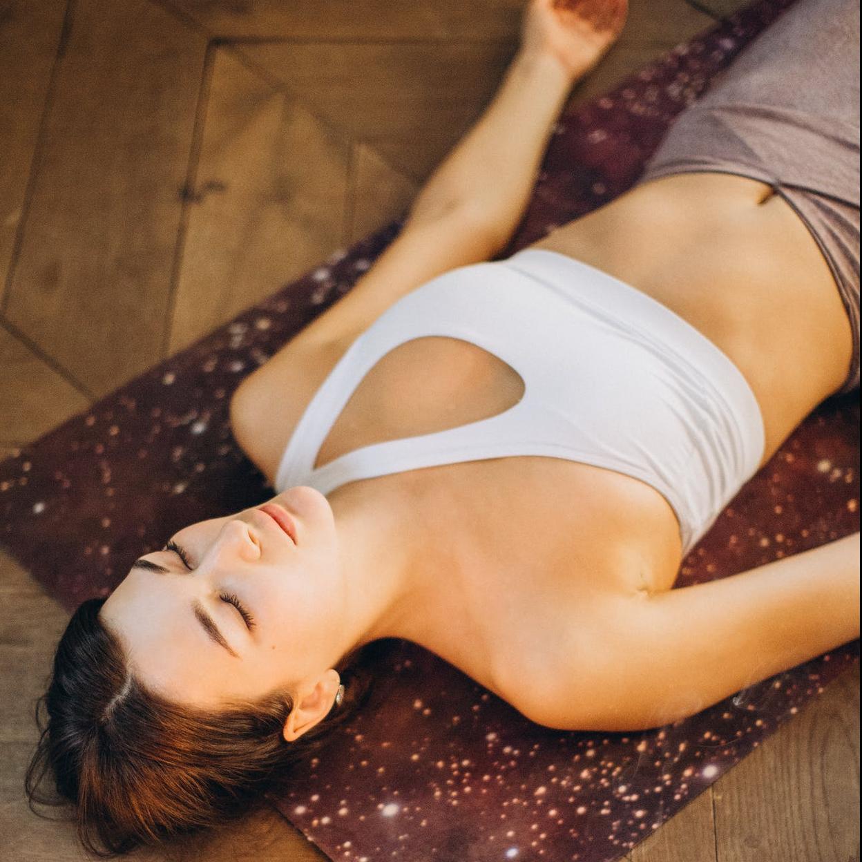 Savasana: probablemente la postura más importante del yoga (y la más básica para aliviar la tensión quitar el estrés)