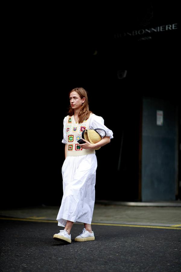 Estos conjuntos son lo más esta temporada. El chaleco ha hecho un regreso triunfal para ser la pieza estrella de nuestro vestuario, ya sea en crochet, con cuello alto u oversize. Combinado con la tendencia de vestidos románticos y femeninos 'princesscore' el outfit de diario está hecho.