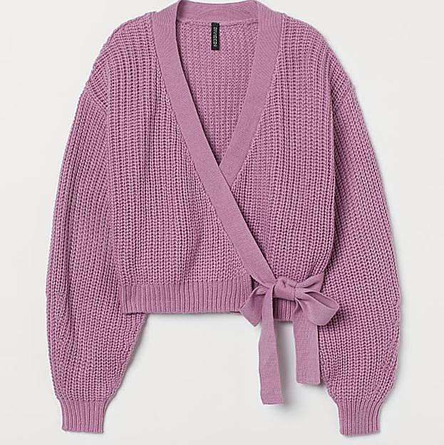 Imagen principal - 1. Chaqueta cruzada de color rosa de H&M (19,99 euros). 2. cárdigan con flores bordadas de H&M ((29,99 euros) 3. Chaqueta acanalada con botones joya de la colección de otoño de H&M (19,99 euros)