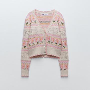 Imagen secundaria 1 - 1. Chaqueta con estampado tipo jacquard en tonos malva y crudo de Zara (29,99 euros) 2. Cárdigan de punto con flores de color rosa de Zara (25,99 euros). 3. Chaqueta estampada en verde y crema de Zara (29,99 euros)