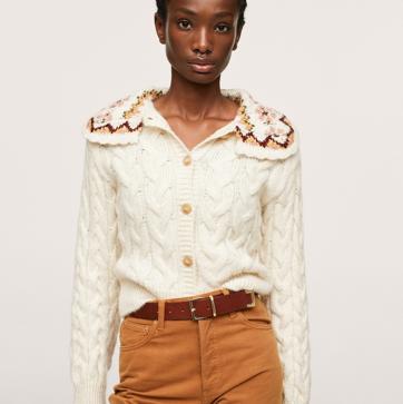 Imagen secundaria 1 - 1. Cárdigan de color lila con cuello tipo babero de Mango (29,99 euros). 2. Chaqueta de punto con cuello con bordados de flores de Mango (39,99 euros). Cárdigan largo con estampado tipo jacquard de Mango (49,99 euro). 