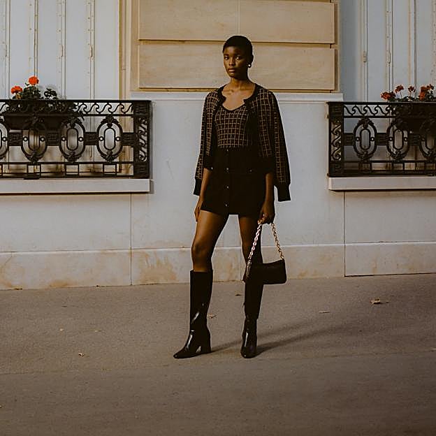 Imagen principal - 1. Chaqueta con estampado de cuadros para llevar con un top a modo twin set de Sfera (25,99 euros) 2. Cárdigan de punto de estilo miltar de Sfera (17,99 euros). 3. Chaqueta calada en color lila de Sfera ((25,99 euros) 