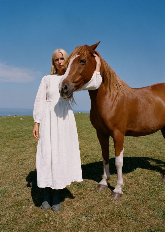 Mango nos propone un otoño en la Campiña con una colección 'countryside' de lo más apetecible. Entre nuestros favoritos, este vestido midi con textura y delicados bordados que cuesta 59.99 euros.