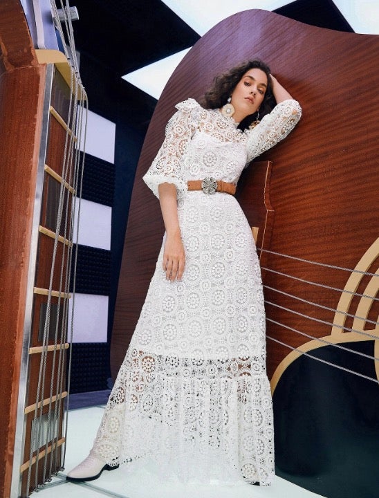 En Shein hemos encontrado este maxi vestido de crochet bordado baratísimo (29 euros) que será el protagonista de tus looks boho más aplaudidos del otoño.