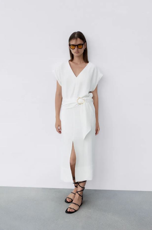 Elegante, minimalista y muy ponible, este vestido midi blanco de Zara será el comodín que necesitas para tu fondo de armario de otoño. Cuesta 39.95 euros.