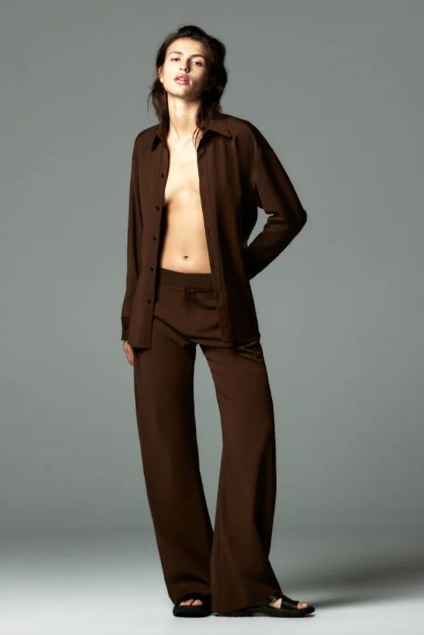 Este pantalón de perneras anchas y diseño masculino en color marrón es de Zara y de tiro alto, con bolsillos en delantero y de vivo en la espalda. Podemos encontrarlo entre las tallas XS y XXL por 39,95 euros. 