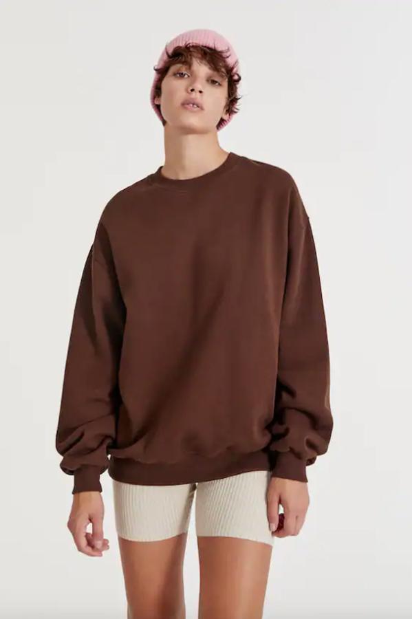 Diseño oversize para esta sudadera de Pull&Bear que viene con cuello redondo y mangas largas y está confeccionada en algodón. Cuesta 15,99 euros y está disponible entre las tallas XS y XL.