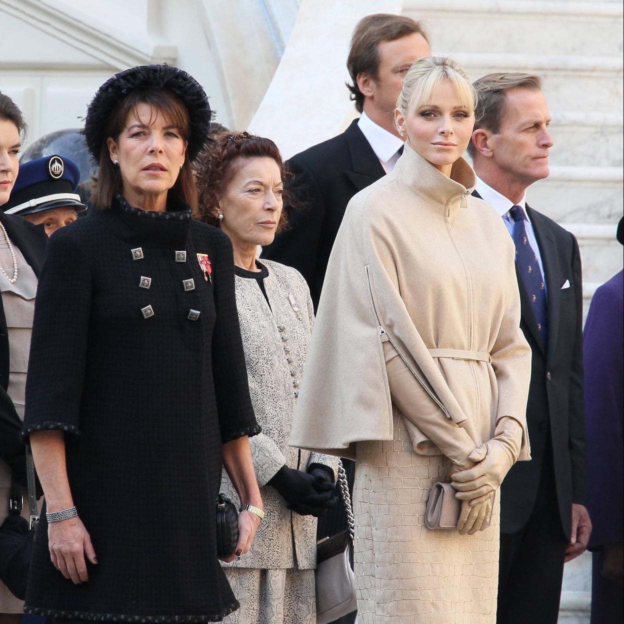 Según la prensa rosa, Charlène y Carolina de Mónaco no se llevan bien. Si quieres ver las tendencias de otoño que ya vistió Carolina de Mónaco, pincha en la imagen