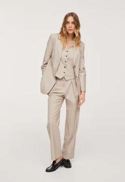 Imagen secundaria 2 - Conjunto de chaleco y pantalones anchos, el espectacular y rejuvenecedor look de Aitana Sánchez-Gijón perfecto para el entretiempo