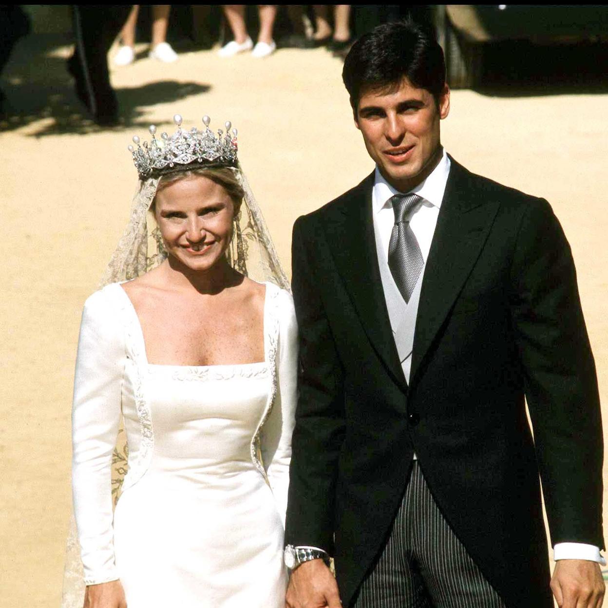 Euegnia Martínez de Irujo y Fran Rivera casados a la salida de la catedral de Sevilla