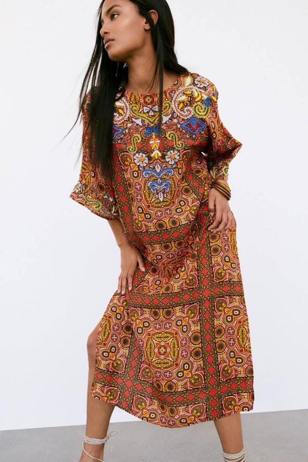 Túnica midi con silueta fluida, mangas por debajo del codo, aperturas laterales y estampado multicolor. 59,95 euros