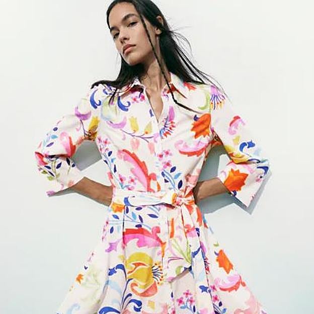 Imagen principal - Midi, camisero y muy rejuvenecedor, así es el vestido favorito de Naty Abascal que puedes encontrar en Mango