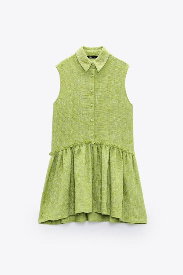 Vestido corto con cuello solapa, manga sisa y volante bajo, con detalles de botones, en verde. 39,95 euros