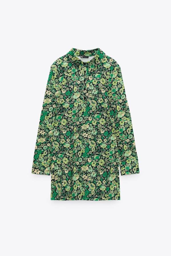 Vestido corto con manga larga, cuello solapa, cierre de botones y estampado floral. 19,95 euros