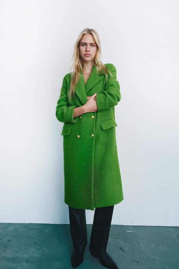 Ya empiezan a llegar los primeros abrigos largos de cara al invierno. Este de color verde con doble botonadura promete convertirse en un gran éxito de ventas. Abrigo de lana de Zara (109 euros). 