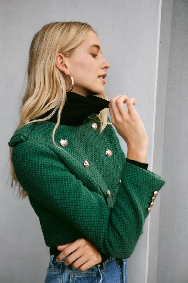 Las chaquetas llegan con aires militares pero con colores inesperados, como el verde. La doble botonadura en dorado es su gran seña de identidad. Chaqueta corta en color verde de Zara (39,99 euros). 